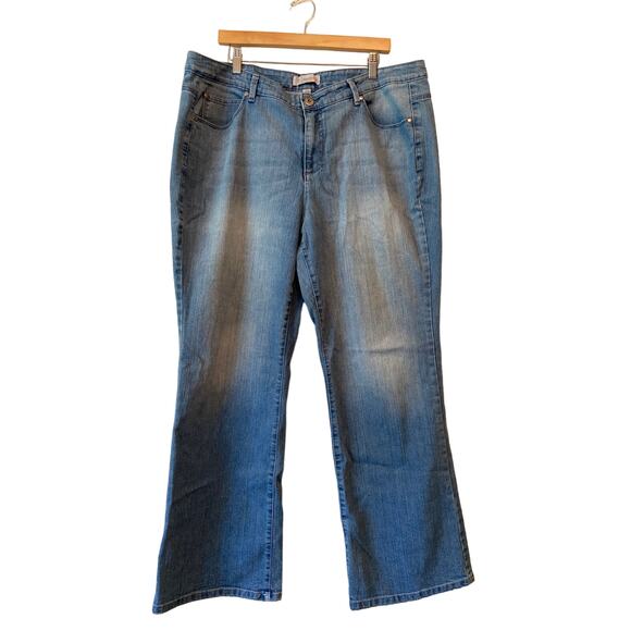Plus Size 18W Stretchy Jeans Straight Leg Light Wash Minor Distressing Staple - Picture 1 of 5